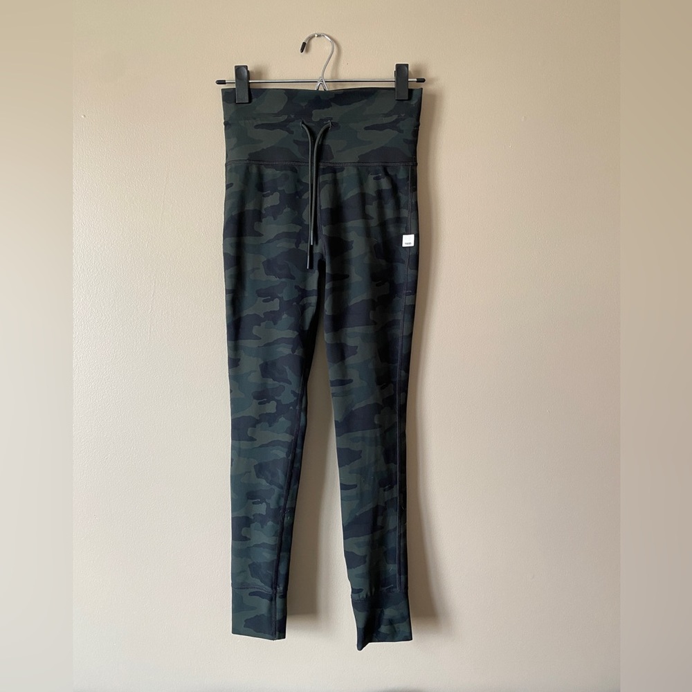 Vuori Legging. Camo green. Size S.